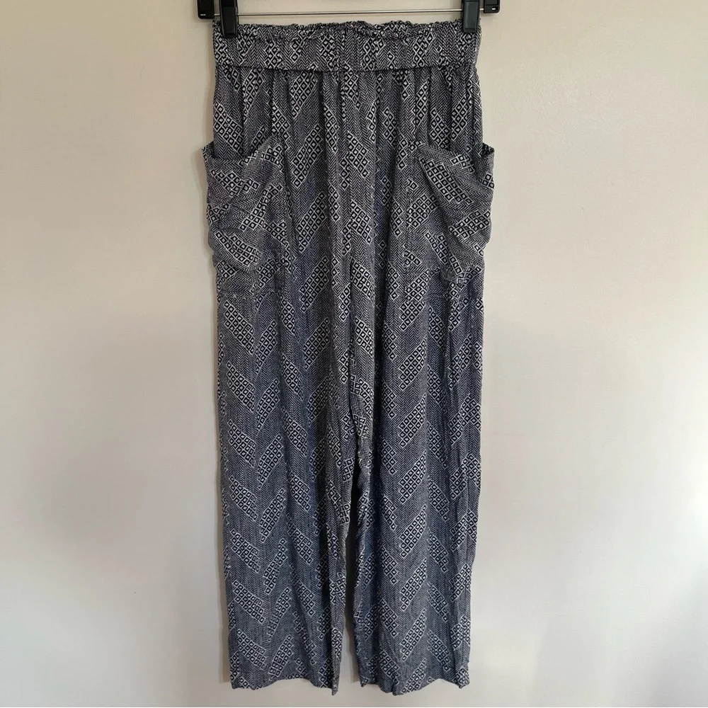 Women's Urban Outfitters‎ Cottage Print Pull On Pants Size Medium Black & White